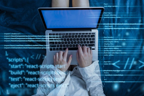 Desarrollo web en laptop